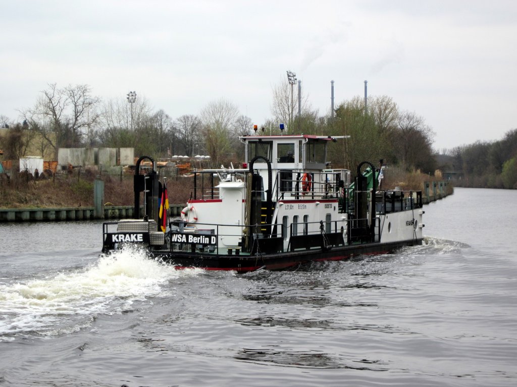 Heckansicht der  KRAKE  vom WSA Berlin am 05.04.2012 im Teltowkanal zu Tal in Berlin-Steglitz.