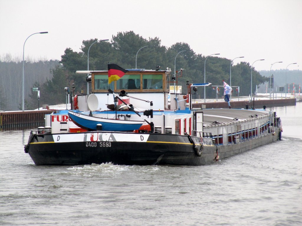 Heckansicht der Luca , 04005660 , im Januar 2013 zwischen der Trogbrcke am Magdeburger Wasserstrassenkreuz und der Schleuse Hohenwarthe.