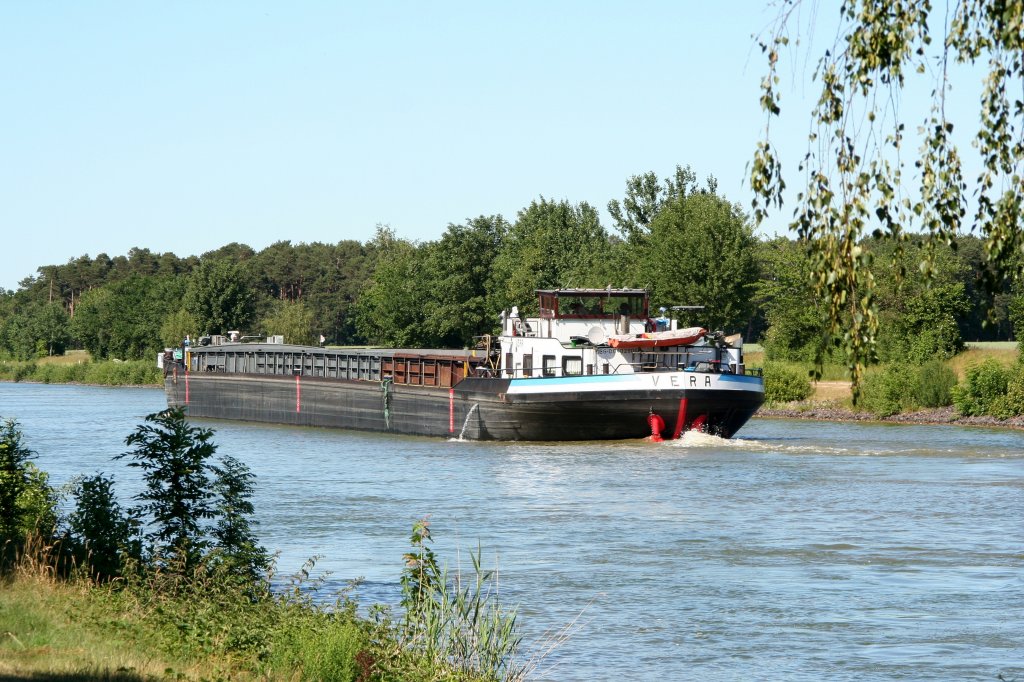 Heckansicht vom MS Vera , 04029000 , am 04.06.2011 im ESK zwischen Alt-Isenhagen und Lder m. Fahrtrichtung Uelzen.