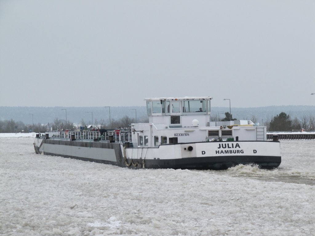 Heckansicht vom TMS Julia am 14.01.2010 auf seiner Eisfahrt von der Schleuse Uelzen II Richtung MLK.