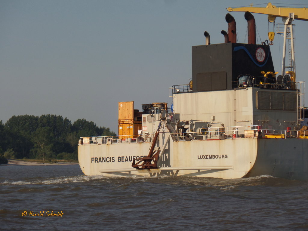 Heckpartie der FRANCIS BEAUFORT  (IMO 9262780) am 4.8.2017, Hamburg auslaufend, Elbe Höhe Wittenbergen /
Laderaumsaugbagger / BRZ 13.001  / Lüa 142 m, B 28 m, Tg 9 m / 2 Diesel, ges. 11.500 kW (15.640 PS), 15 kn / gebaut 2003 bei  Astillero la Naval, Sestao, Spaniene  / Eigner + Manager Codralux, Luxemburg, Flagge: Luxemburg /
