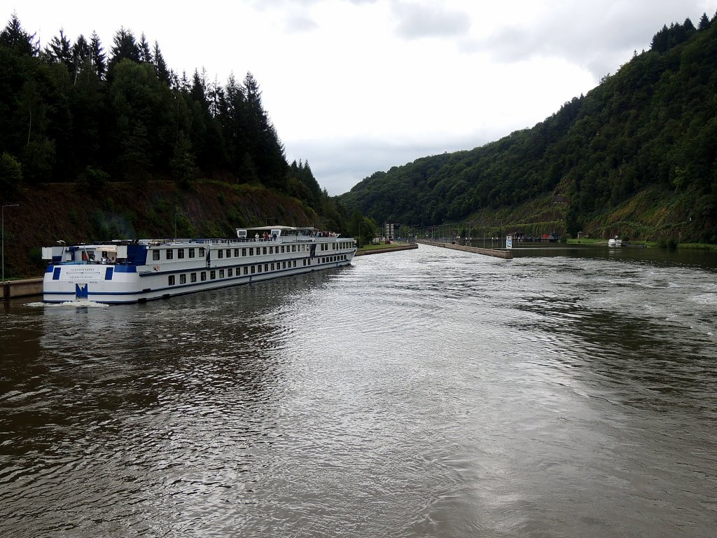 HEINRICH HEINE(8948008; L=107; B=11mtr; max.110Pass; 26Crew) bei der Schleuseneinfahrt Mettlach; 120826