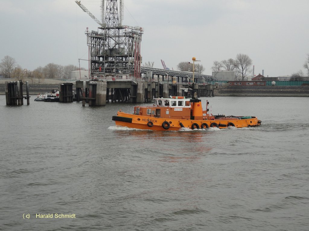 HEINRICH HBBE am 16.4.2013, Hamburg, Khlfleet Richtung Elbe laufend /
Schlepper+Eisbrecher der Hamburg Port Authority (HPA) / La 21,8 m, B 5,7 m, Tg 2,7 m / 1 Deutz-Diesel, 441 kW, 11,23 kn / 1974 bei Aug. Pahl, Hamburg-Finkenwerder /
