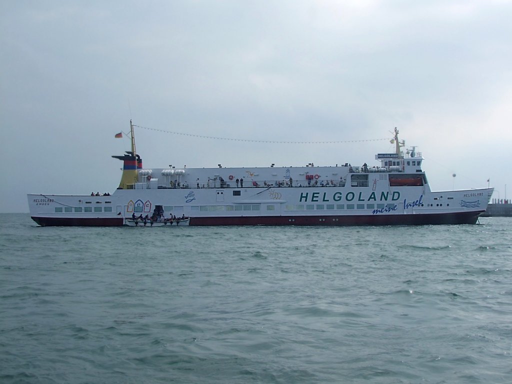  Helgoland  (IMO-7217004;L=74;B=12mtr.) nimmt vor der gleichnamigen Insel wieder seine Fahrgäste auf;090827