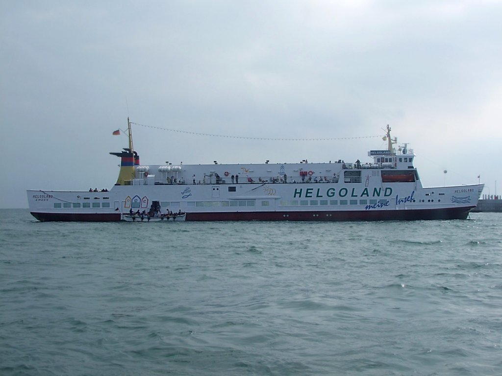  Helgoland  (IMO-7217004;L=74;B=12mtr.) nimmt vor der gleichnamigen Insel wieder seine Fahrgste auf;090827