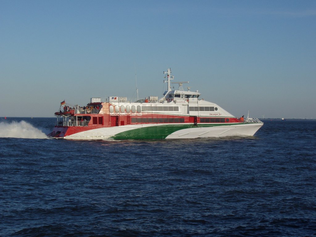 Helgoland-Katamaran Halunder-Jet hat am 10.09.2006 gerade Cuxhaven verlassen und  rast  gen Hamburg