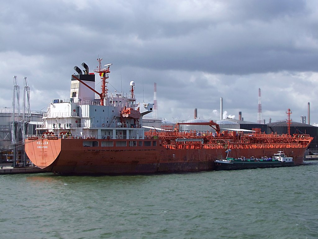 HELLEN(IMO:9330783;144x25m; Baujahr 2006; Tragfhigkeit 19900to)
liegt im Hafen von Antwerpen;100830