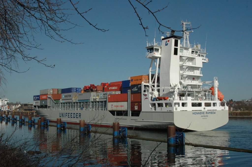 Henneke Rambow (IMO: 9354430) fhrt gerade in die NOK-Schleusenkammer in Kiel-Holtenau ein. Der Heimathafen ist Hamburg. Gesehen am 9.4.2011. Technische Daten: Baujahr: 2007, Werft: J. J. Sietas Schiffswerft , Hamburg, Lnge / Breite / Tiefgang: 134,44 m / 22,50 m / 8,71 m, Tragfhigkeit: 11.360 tdw, Containerstellpltze: 868 teu, Geschwindigkeit: 18,5 kn, Maschinenleistung: 7.900 kW , Besonderheiten: Eisklasse E 3, Open Top Containerschiff.