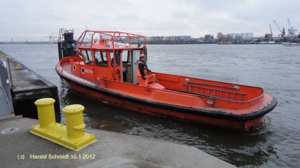 HENRI (H 7019) am 10.1.2012, Hamburg, Elbe, berseebrcke, beim Festmachen der P 281 HMS TYNE, ein Hochseepatrouillenboot der Royal Navy / Festmacherboot /