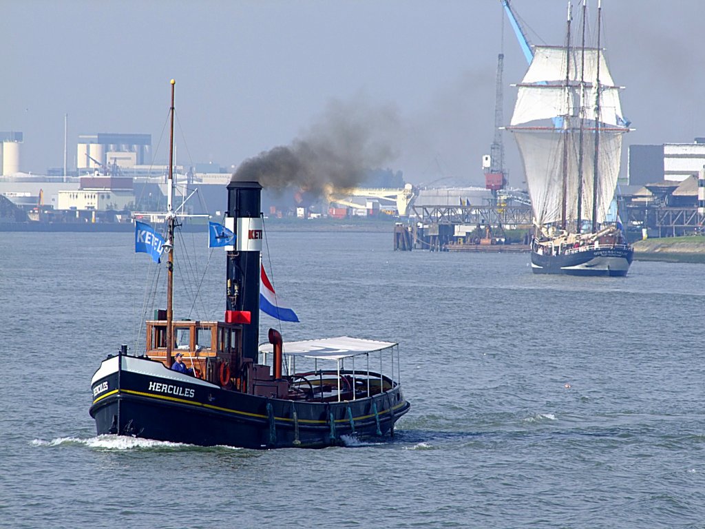 HERCULES(02507991; L=21,70; B=5,56mtr; 64t; Bj.1915) dampft im Hafengebiet von Rotterdam;110902