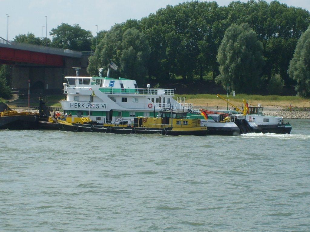 HERKULES VI beim Bunkern in Duisburg Ruhrort.Aufgenommen am 17.7.2010