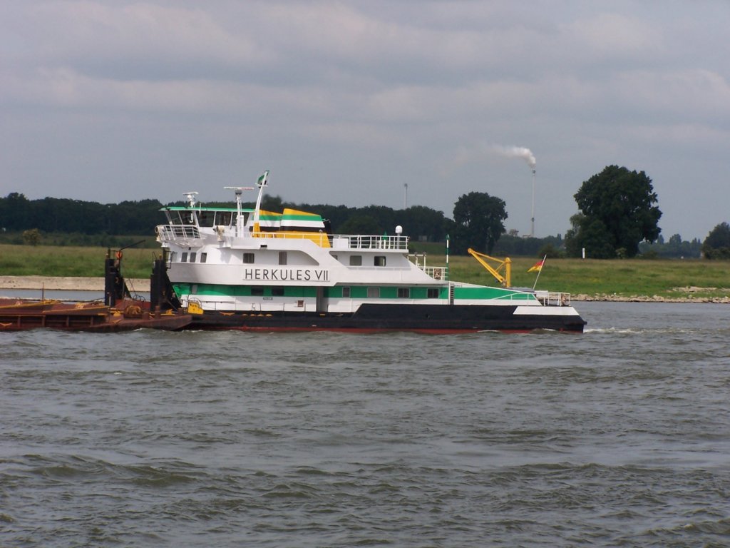 HERKULES VII Vor Ruhrort,Anstrich und Fahrflagge der Haniel Reederei.Aufgenommen am 8.6.2005