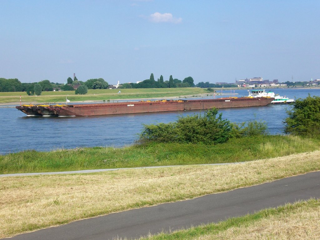 HERKULES XV in Sechserfahrt im Rheinbogen zwischen Duisburg Ruhrort und Baerl.Aufgenommen am 13.6.2009