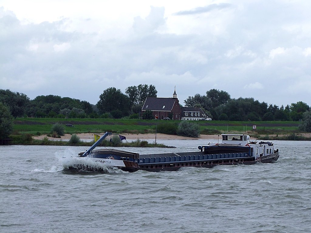 HERMINA(MMSI:244670545;80x9mtgr.)peitscht sich bei strmischem Wetter am Waal Richtung Willemstad;100829