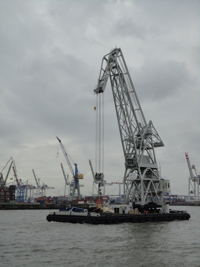 HHLA IV am 27.11.2012, Hamburg, Elbe vor Blohm+Voss, beim Transport eines Schiffspropellers /
Schwimmkran / Auslegerhhe 55 m / 220 t Hublast / 1957 bei DEMAG /
