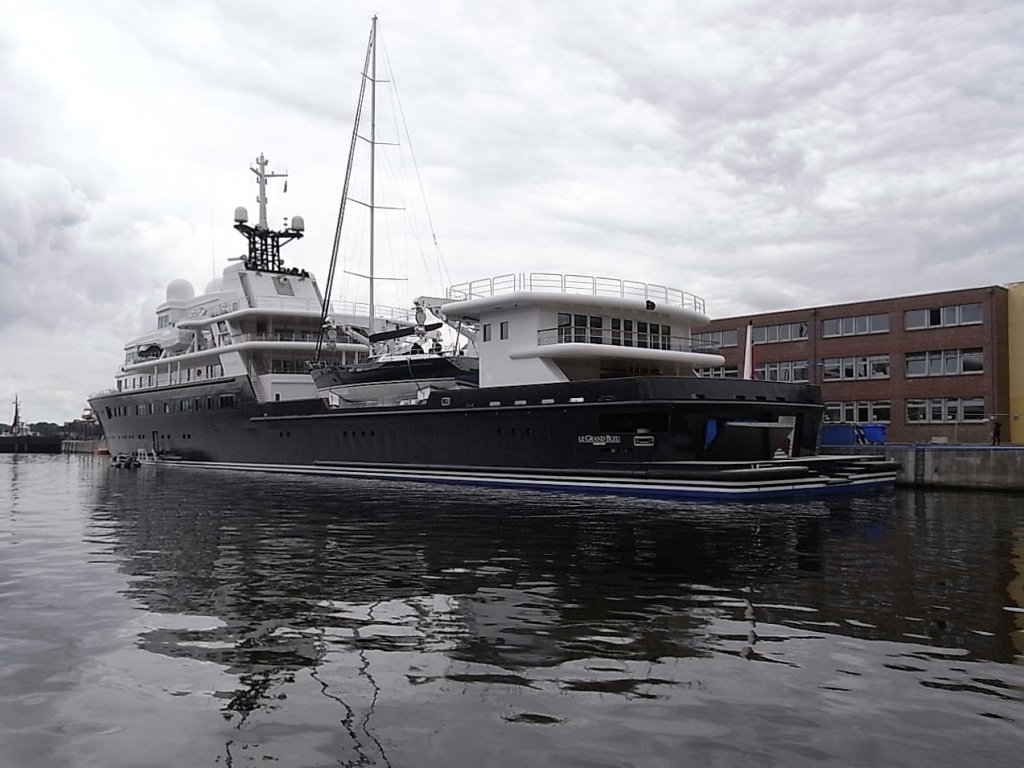 Hier die 113 m lange Superyacht seitlich von achtern gesehen, mit Hubschrauberlandeplatz und eigener Segelyacht. Auf der Steuerbordseite befindet sich noch ein 23 Meter langes Motorboot.
Achtern Mitschiffs ist eine Heckklappe zu sehen aus der wahrscheinlich das Mini U-boot heraus fahren kann welches ebenfalls zur Yacht gehrt.