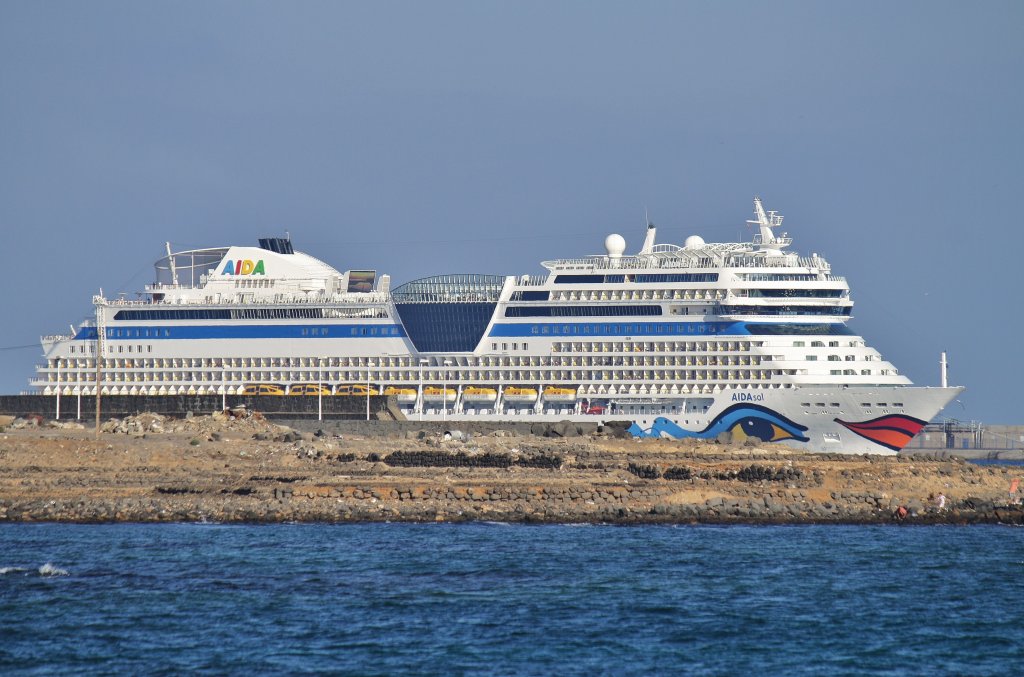Hier AIDAsol auf ihrem Weg von Santa Cruz de Tenerife nach Santa Cruz de Tenerife, sie lag am 26.12.2011 in Arrecife.