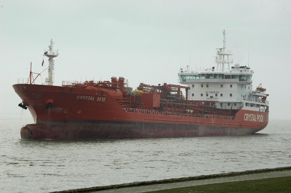 Hier der Chemikalientanker, Crystal  Skye  Valletta  IMO 9147734  auf der Elbe zur Einfahrt in den Nord-Ostsee-Kanal  Richtung Kiel. Am 3.4.2011 beobachtet.