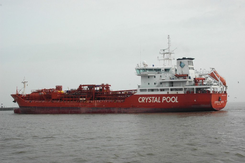 Hier der Chemikalientanker, Crystal  Skye  Valletta  IMO 9147734  auf der Elbe zur Einfahrt in den Nord-Ostsee-Kanal  Richtung Kiel. Am 3.4.2011 beobachtet.