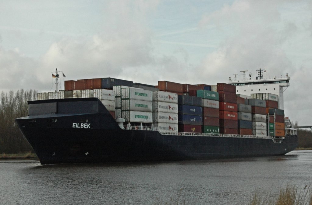 Hier das Containerschiff  Eilbek / Monrovia (IMO: 9313199), gesehen auf dem NOK bei Hochdonn am 07.04.2011. 