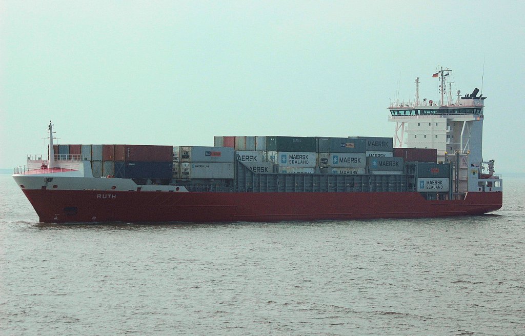 Hier das Containerschiff  Ruth (IMO: 9376036 )vor der Einfahrt in die NOK-Schleuse Brunsbttel in Richtung Kiel. Noch einige Daten:  Baujahr 5/2008,  Lnge 134,44 m / Breite 22,50 m / Tiefgang  8,71 m, kann bis zu 868 Container laden und schafft 18,5 Knoten. Fotografiert wurde es am 4.4.2011.