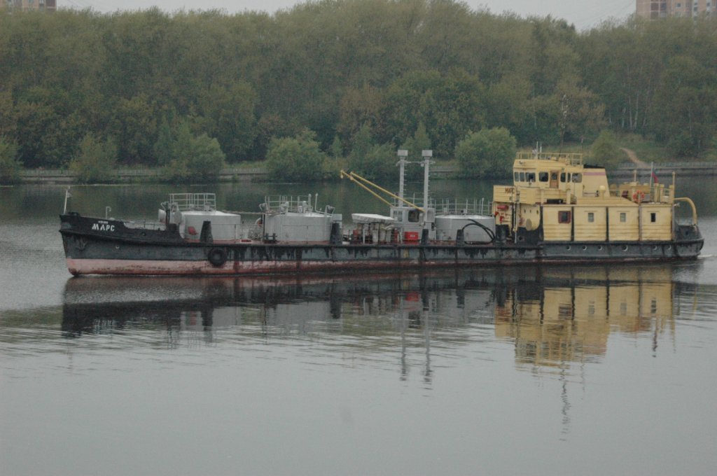 Hier ein Binnenschiffer Tanker MAPC M-DI-325 auf dem Moskaukanal in Moskau aufgenommen am 12.09.2010.