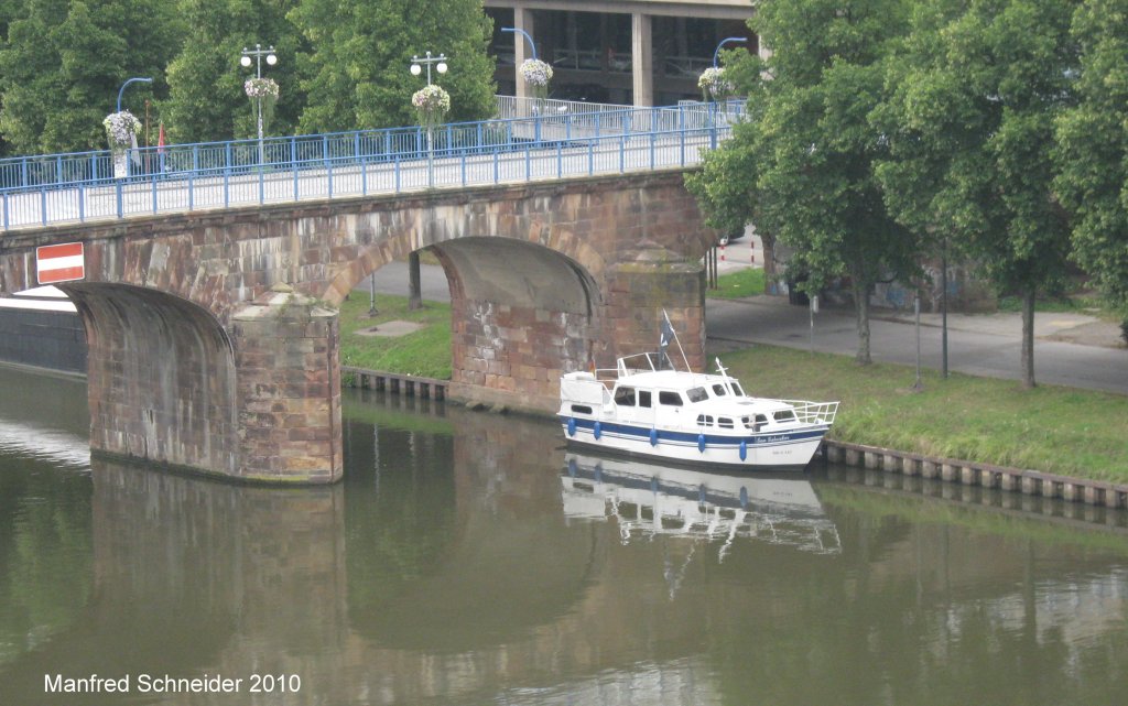 Hier ist ein Motorschiff auf der Saar zu sehen. Die Aufnahme des Foto war am 25.08.2010 in Saarbrcken.