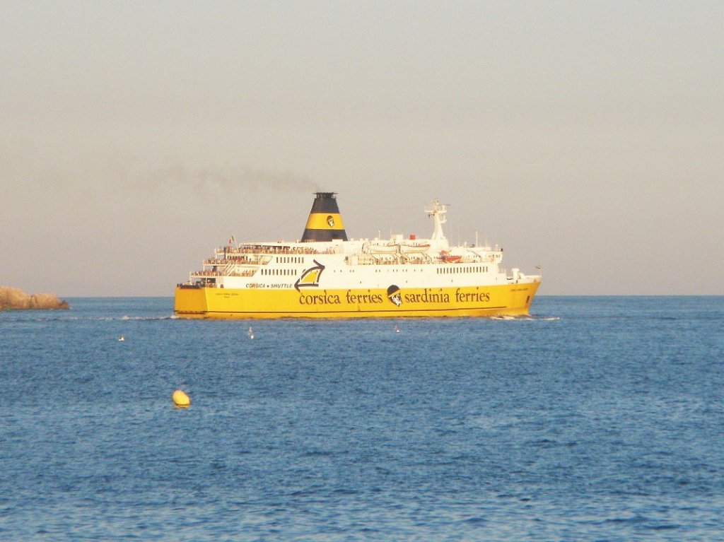 Hier das Fhrschiff  Corsica Viva II , kurz nach dem Auslaufen am 31.7.2010 aus Nizza.