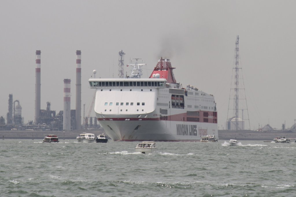 Hier das Fhrschiff  Olympia Palace , dieses durchfuhr am 13.7.2011 Venedig.