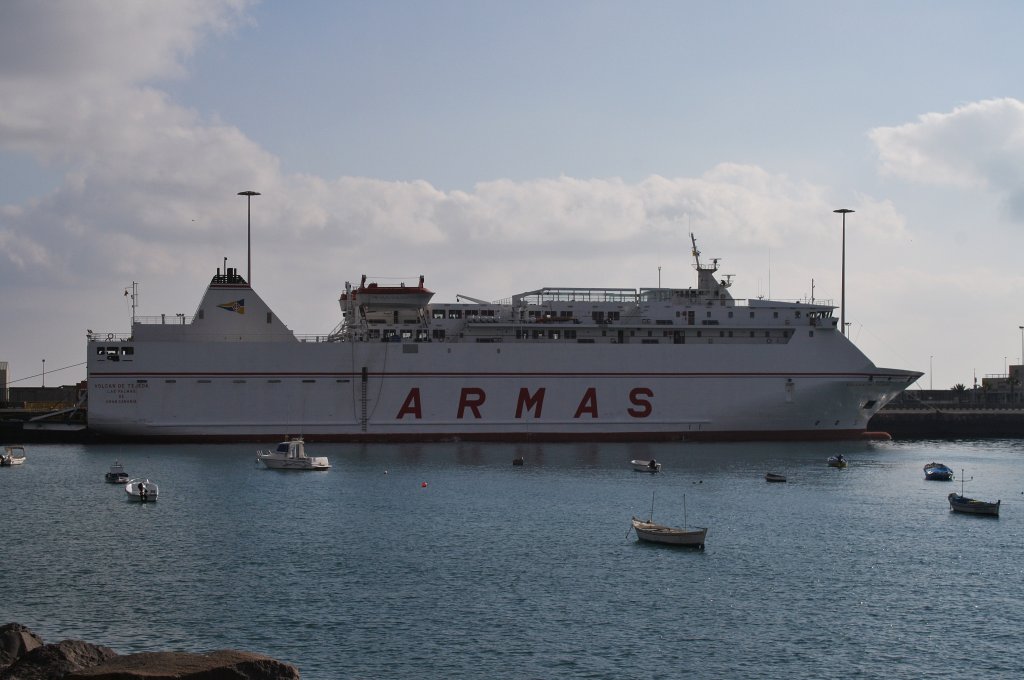 Hier das Fhrschiff  Volcan de Tejera , dieses lag am 27.12.2011 in Puerto del Rosario.