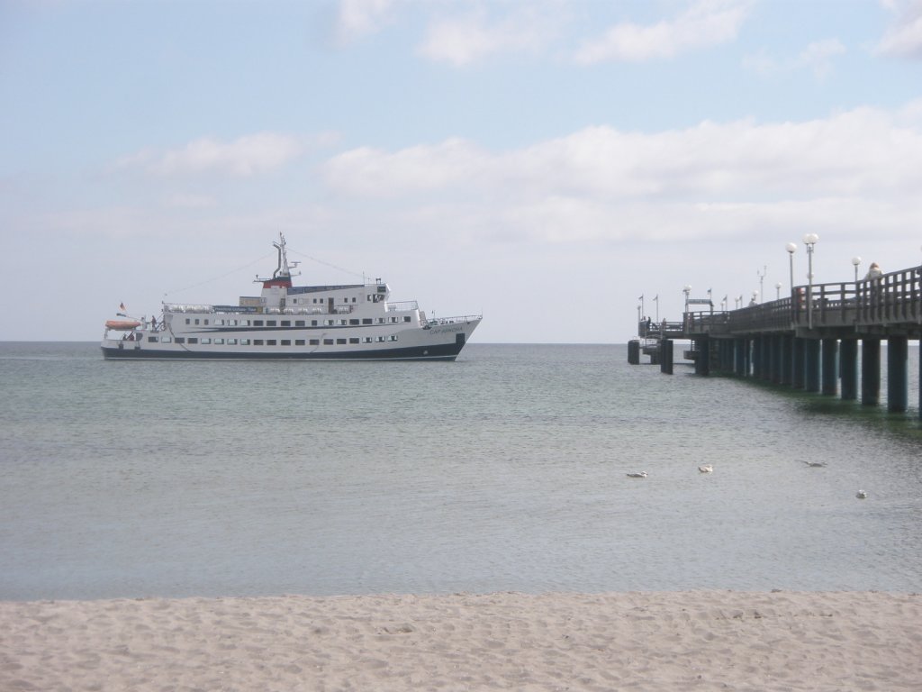 Hier das Fahrgastschiff  Cap Arkona , am 20.6.2010 kurz vor dem Ostseebad Binz.