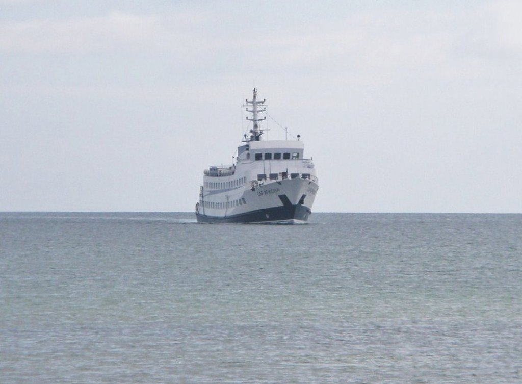 Hier das Fahrgastschiff  Cap Arkona , am 20.6.2010 kurz vor dem Ostseebad Binz.