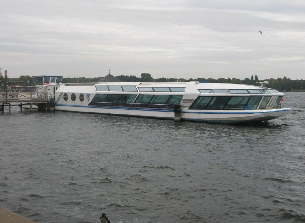 Hier das Fahrgastschiff  Kronprinz Friedrich , dieses lag am 10.10.2009 auf dem Ruppiner See in Neuruppin.