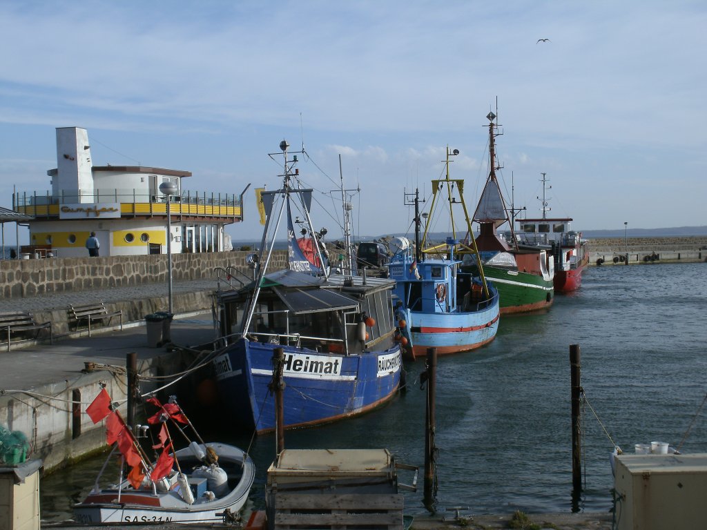Hier hat man die Qual der Wahl an welchem Kutter man sich ein Fischbrtchen sich holt.Aufgenommen am 18.April 2013 im Sassnitzer Hafen.