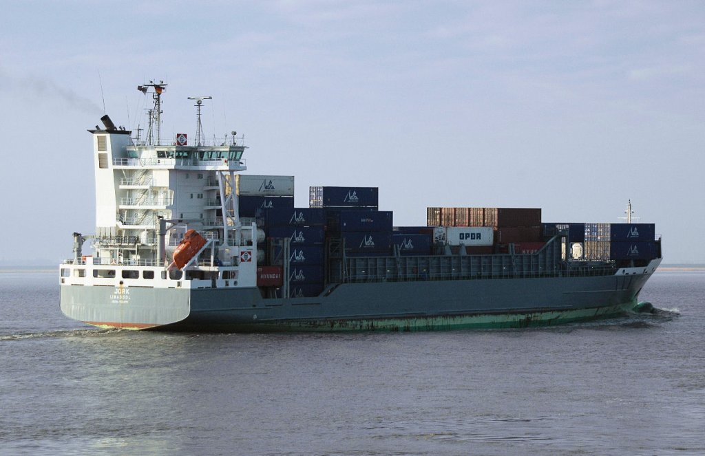 Hier kommt gerade das Containerschiff  JORK (IMO: 9234991) aus der NOK-Schleuse Brunsbttel zur Elbe Richtung Nordsee. Aufgenommen am 4.4.2011.