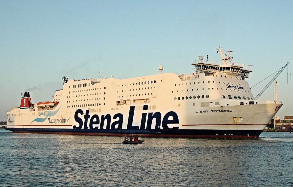 Hier läuft gerade das Fährschiff der Stena Line  ,,Stenagermanica‘‘  / Göteborg aus der Kieler Förde aus. Aufgenommen am 09.04.2011.
