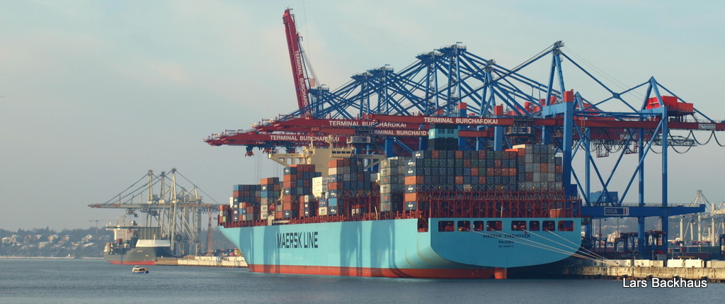 Hier ist die MAERSK EINDHOVEN beim Bunkern am Burchardkai zu sehen. Im Hintergrund liegt ein weiteren Containerschiff zum Bunkern. Aufgenommen am 4.12.10 in Hamburg-Waltershof.