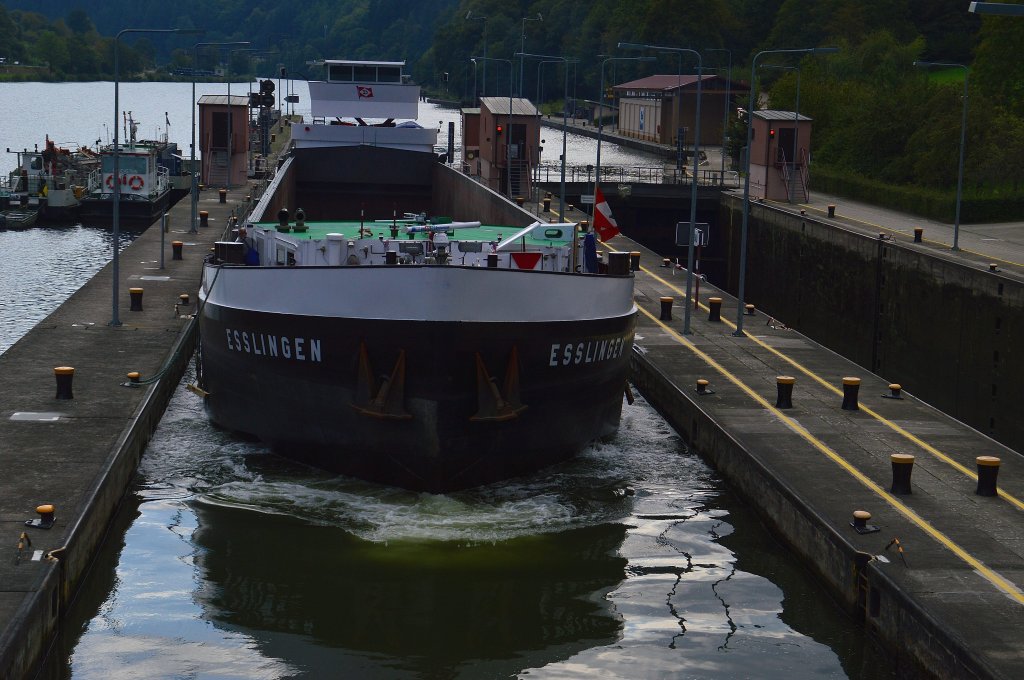 Hier ist die MS Esslingen bei der Einfahrt in die Schleuse Eberbach zu sehen. Nach dem sie das Unterwasser erreicht hat setzt sie ihre Fahrt an Eberbach vorbei in Richtung Mannheim fort.22.9.2012