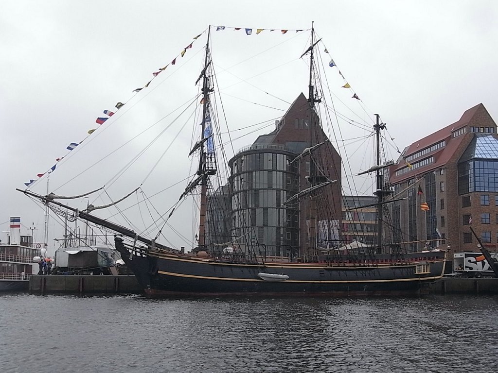 Hier der Nachbau der legendren  Bounty  Hh. Greenport New York, am veregneten ersten Tag der Hanse Sail 2011 im Rostocker Stadthafen. Die Bounty wurde 1961 fr den Film  Meuterei auf der Bounty  nachgebaut. 
L 55m, B 9m, T 4m, IMO 960956.