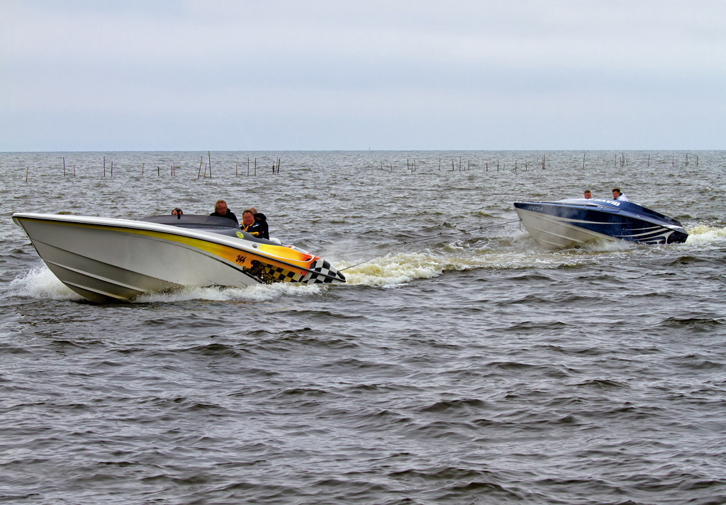 Hier scheint die Abstimmung am Tag vor dem Poker Run beim zweiten Speed Boot noch nicht ganz zu stimmen und wurde deshalb ins Schlepptau genommen. -31.05.2013 