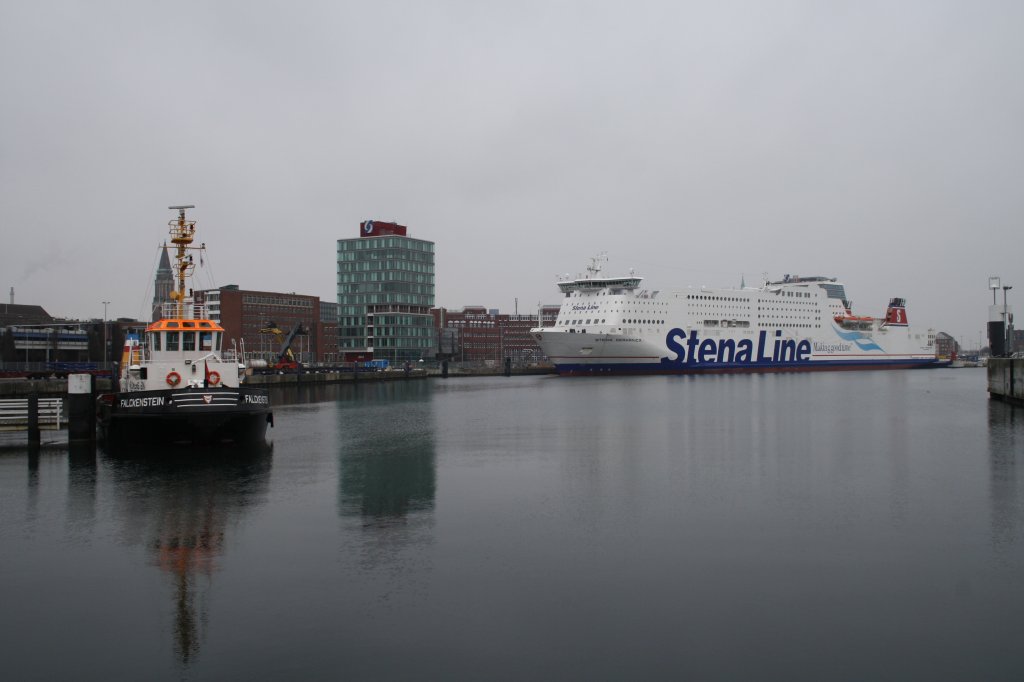 Hier Schlepper  Falckenstein  und im Hintergrund Das Fhrschiff  Stena Germanica , diese beiden Schiffe lagen am 31.1.2011 in Kiel.