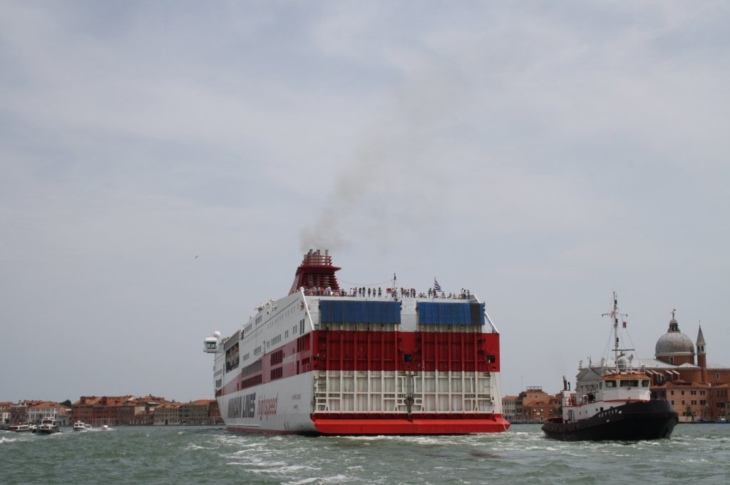 Hier der Schlepper  Neptun  und das Fhrschiff  Olympia Pala , diese durchfuhren am 13.7.2011 Venedig.