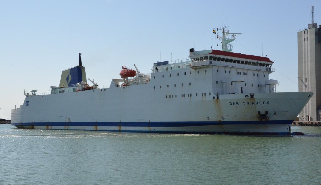 Hier versucht gerade das Fhrschiff ,,Jan Sniadecki`` im Hafen von Ystad/Schweden anzulegen. Beobachtet am 24.05.2012.