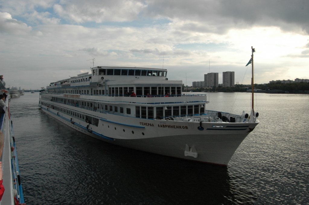 Hier versucht MS General Lawrinenkow als zweites Schiff an MS Scholochow in Moskau am 11.09.2010 festzumachen. 