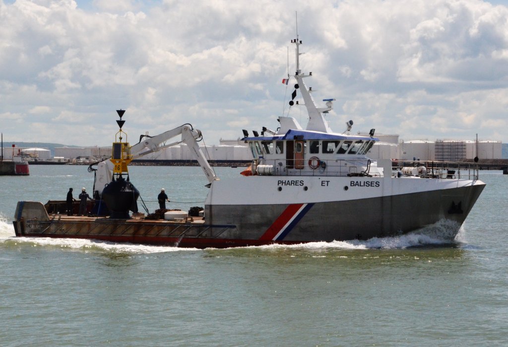 Hier werden vom Französichem Wasser und Schiffartsamt mit einem Bau-Schiff Bojen gesetzt. Beobachtet am 30.05.2013 im Hafen von Le Havre.