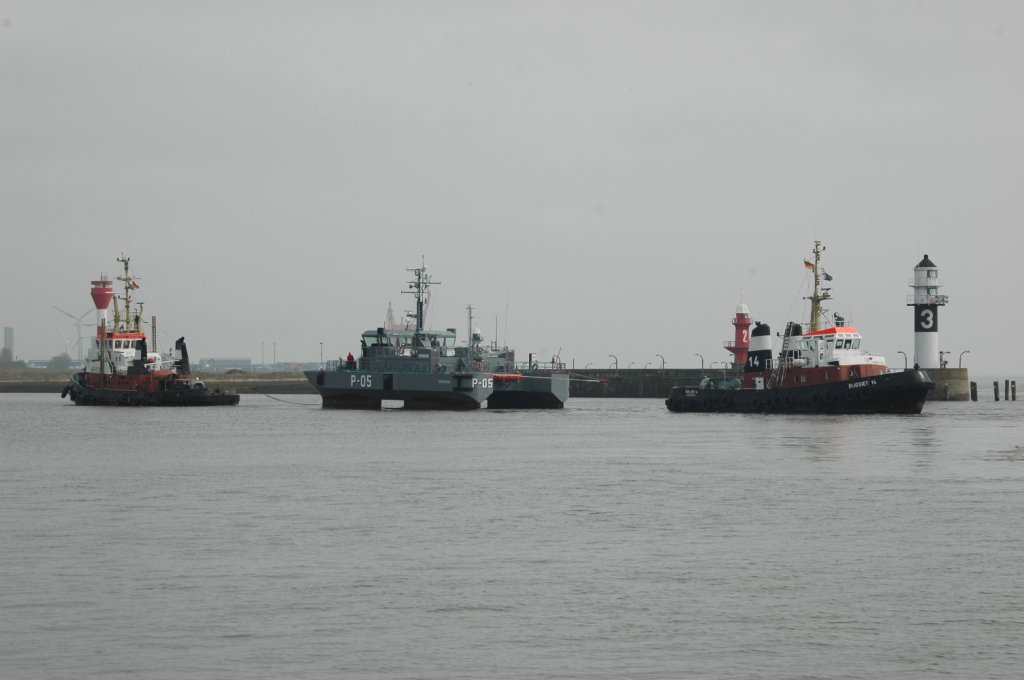 Hier wird das am 25.03.2011 neugebaute Schiff  der Kstenwache  mit dem  Namen    SKRUNDA    vom Schlepper Arion vorn und Bugsier 14 hinten durch den Nord-Ostsee-Kanal  gebracht.  Das Bild entstand am 3.4.2011 vor der Schleuse Brunsbttel Richtung Kiel.