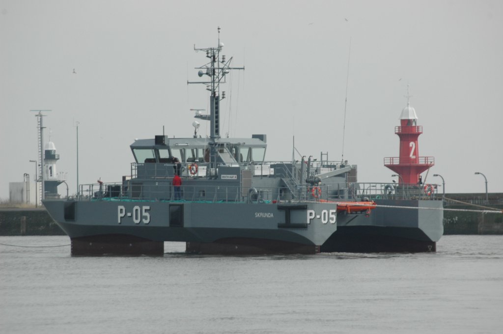 Hier wird das am 25.03.2011 neugebaute Schiff  der Küstenwache  mit dem  Namen   SKRUNDA   durch den Nord-Ostsee-Kanal  gebracht.  Das Bild entstand am 3.4.2011 vor der Schleuse Brunsbüttel Richtung Kiel.