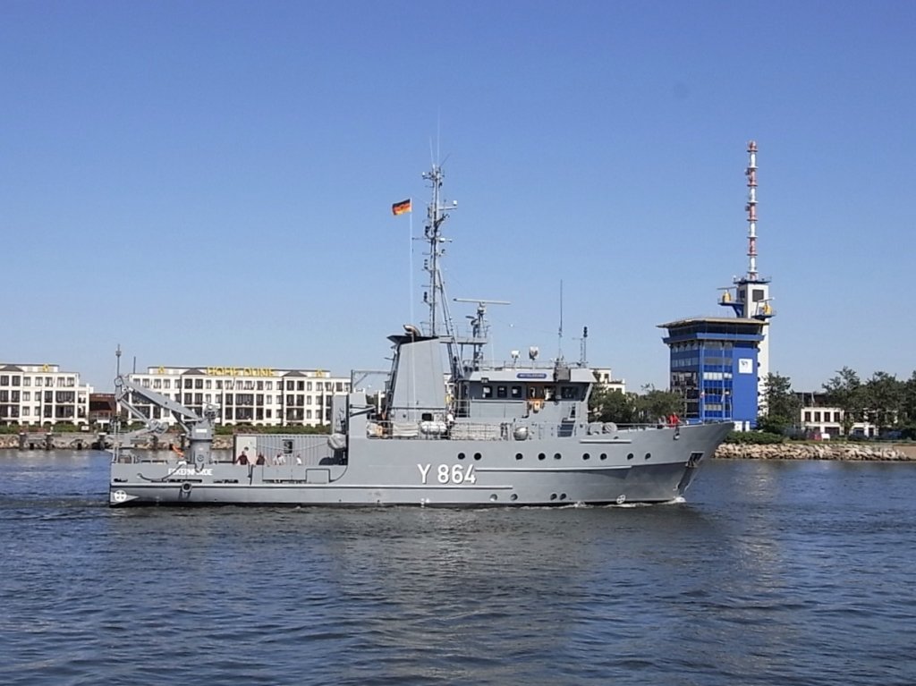 Hilfsschiff  Mittelgrund  der deutschen Marine, Y 864, Hh. Eckernfrde, hier einlaufend am 29.06.11 im Seekanal Rostock. Vorbei geht es an der Verkehrsleitzentrale dem vermutlich schnsten und hchsten Arbeitsplatz in Warnemnde. 