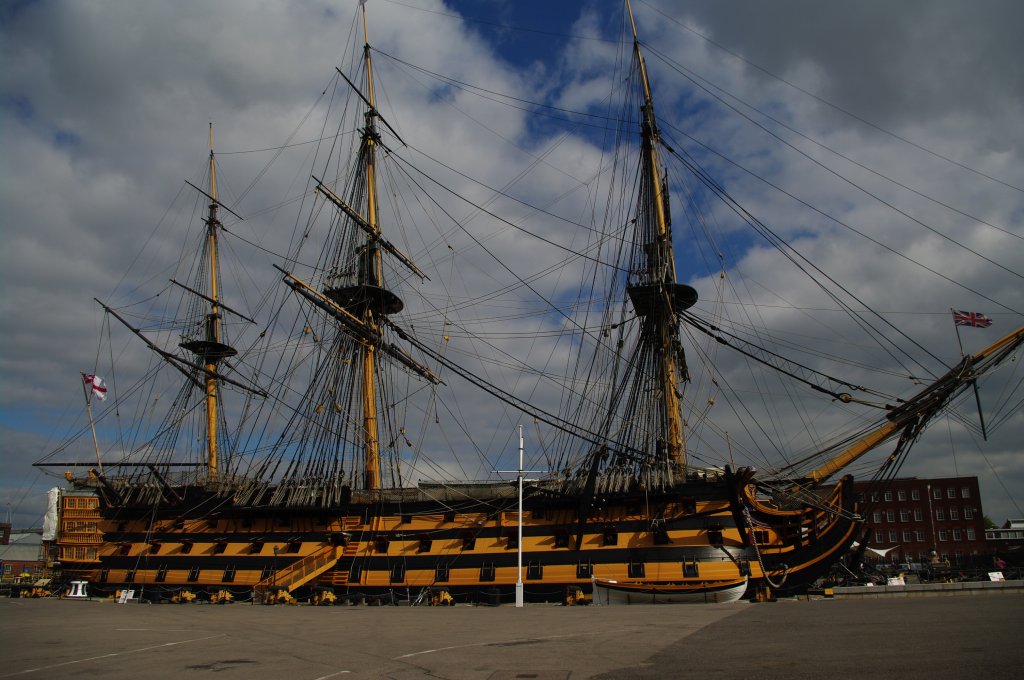HMS Victory, Kiellegung 23.7.1759, Stapellauf 7.5.1765, erbaut 
auf der Marinewerft Chatham, heute Museumsschiff im Trockendock 
des Naval Museum in Portsmouth (01.10.2009)