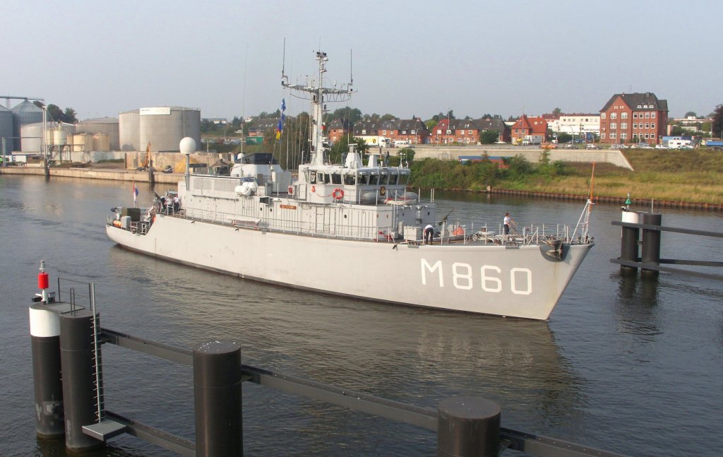 HNLMS M 860 SCHIEDAM IMO 3670016, ein Minensucher des Nato Einsatzverband 
 Standing Nato MCM Group 1  verlt den Lbecker Burgtorhafen und luft durch die Eric-Warburg Brcke traveabwrts mit Kurs Ostsee... Aufgenommen: 26.9.2011